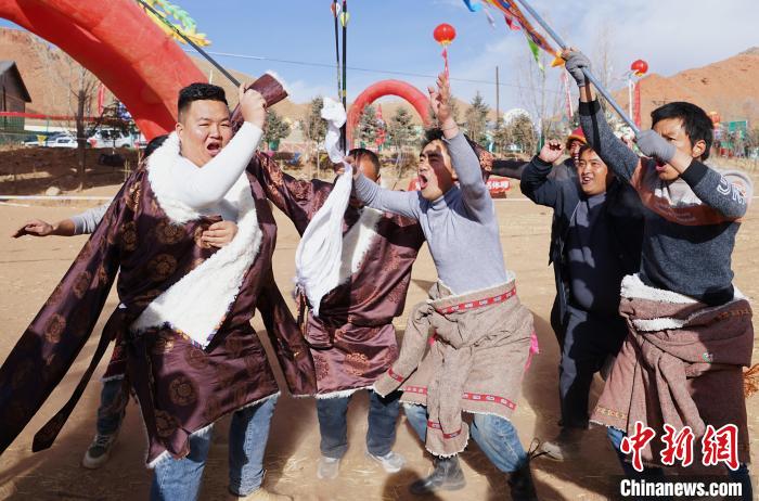 圖為藏族民眾跺腳歡呼慶祝弓箭手射中靶心。　馬銘言 攝