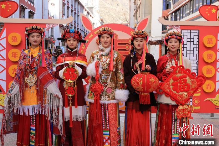 丹巴美女送祝福，迎新年?！±钣腊?攝