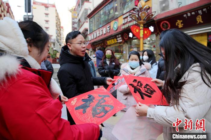 街頭市民收到送的“福”字?！±钣腊?攝