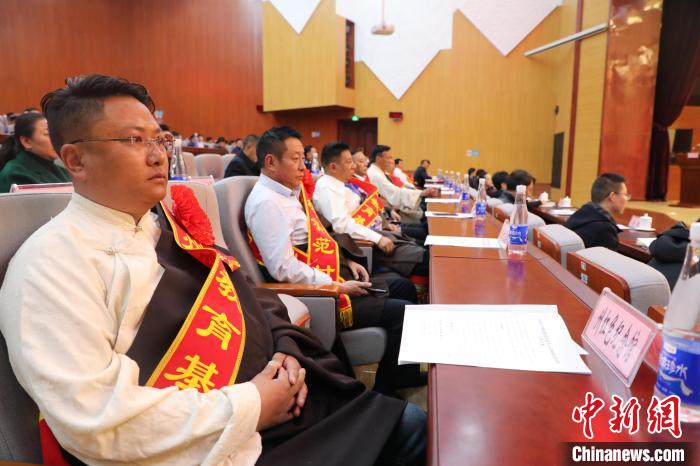 圖為玉樹州民族團(tuán)結(jié)進(jìn)步創(chuàng)建工作推進(jìn)會(huì)現(xiàn)場(chǎng)?！『F龍 攝