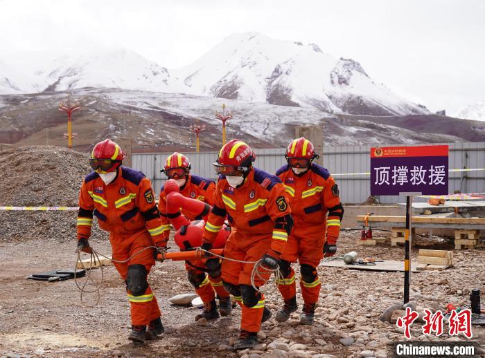 圖為地震實戰(zhàn)拉動現(xiàn)場，參演人員正在轉(zhuǎn)移受傷人員?！∮駱湎拦﹫D