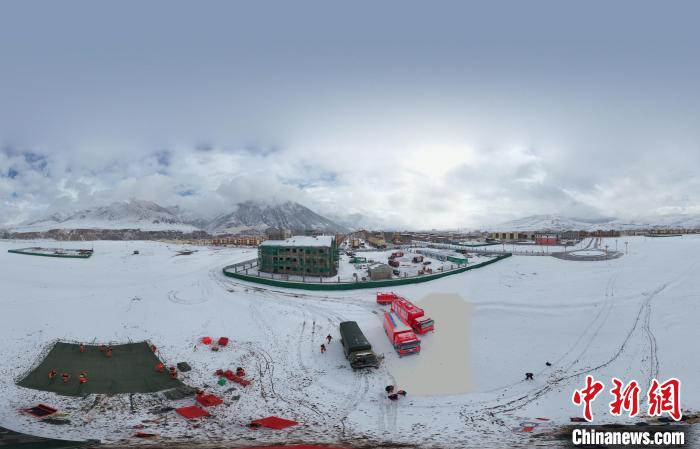 圖為地震實戰(zhàn)演練現(xiàn)場全景?！∮駱湎拦﹫D