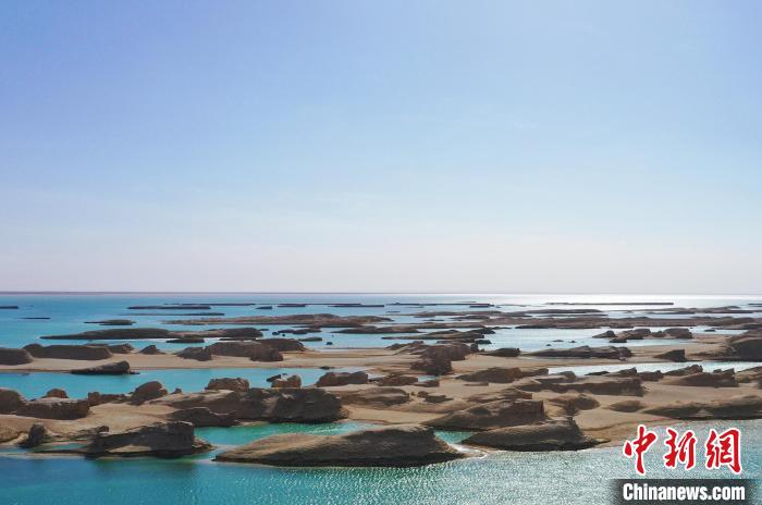 航拍青海大柴旦烏素特水上雅丹奇特景觀?！●R銘言 攝