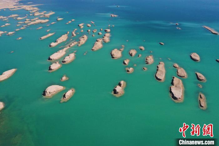 航拍青海大柴旦烏素特水上雅丹奇特景觀。　馬銘言 攝