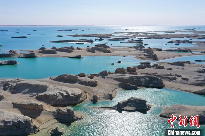 航拍青海大柴旦烏素特水上雅丹奇特景觀?！●R銘言 攝