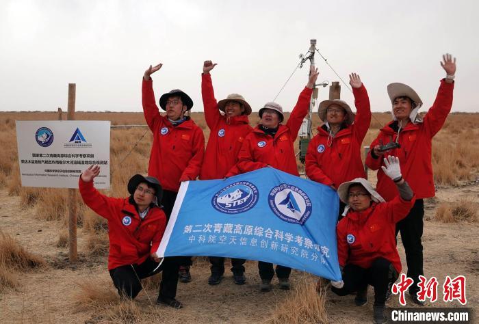 經(jīng)過不懈努力，格爾木濕地站終于建成，第二次青藏科考中科院空天院分隊向航拍無人機揮手合影?！?lt;a target='_blank' href='/'><p  align=