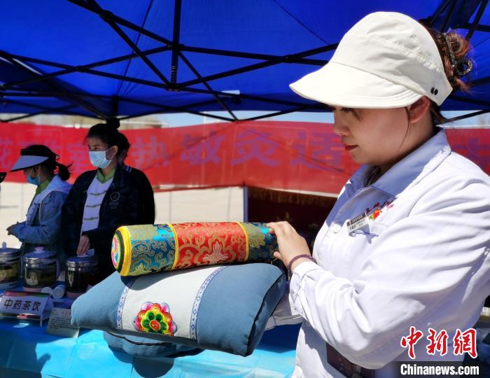 圖為青海省互助縣的中藥枕頭?！?zhí)砀?攝