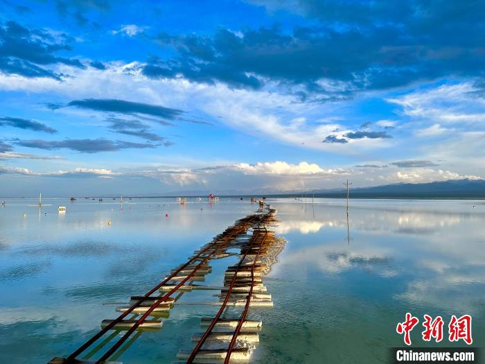 圖為茶卡鹽湖景區(qū)風(fēng)光?！⒀?攝