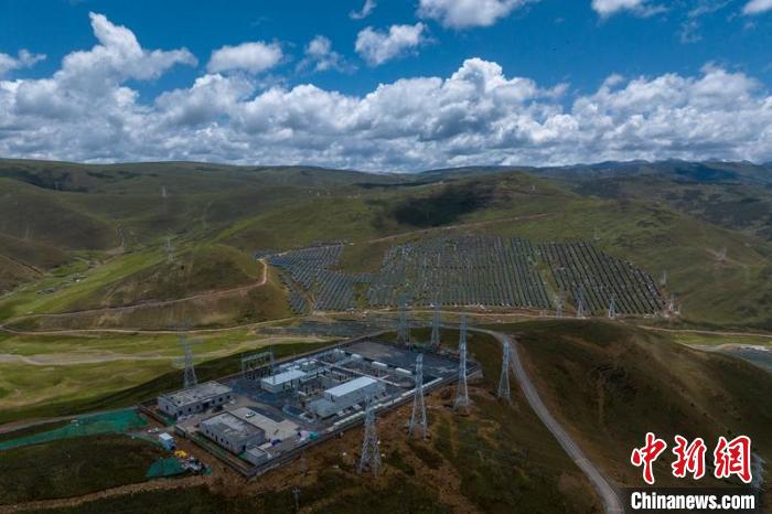 航拍建成投運(yùn)的柯拉一期光伏電站升壓站?！⒅铱?攝