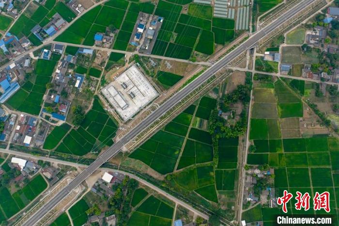 空中俯瞰綿竹牽引變電所和川青鐵路成黃段鐵路線?！⒅铱?攝