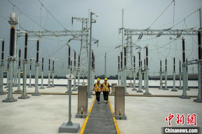 工作人員正在綿竹牽引變電所內(nèi)巡查設(shè)備受電運(yùn)行情況。　劉忠俊 攝