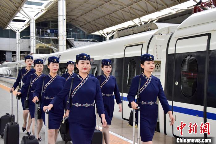 圖為青藏鐵路西格段“復(fù)興號”動車組乘務(wù)員新制服亮相?！|科力加 攝