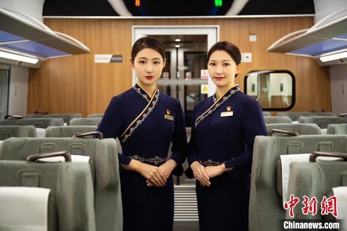 圖為整體色彩以“深藏青”為主調(diào)的西格段“復(fù)興號”動車組乘務(wù)員新制服。　李磊 攝