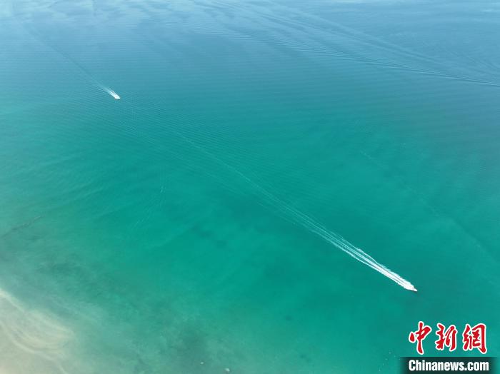 圖為航拍仲夏時節(jié)，青海湖湖水碧波蕩漾?！∑钤鲚?攝