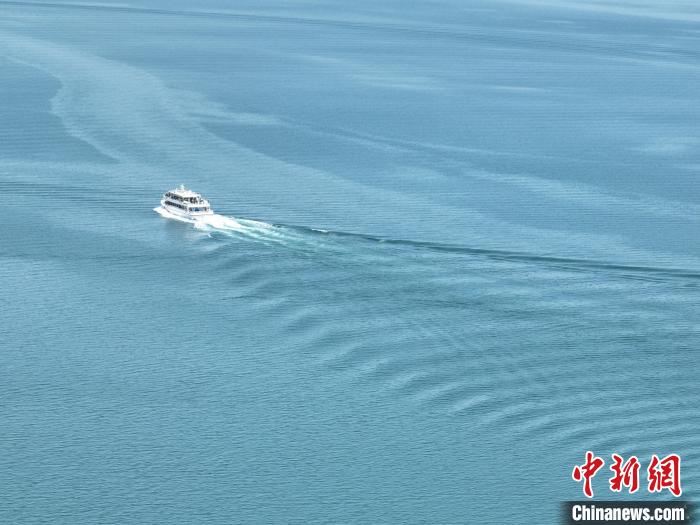 圖為航拍仲夏時節(jié)，青海湖湖水碧波蕩漾?！∑钤鲚?攝