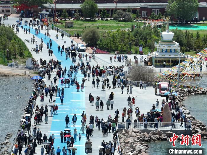 圖為航拍青海湖二郎劍景區(qū)游客眾多?！∑钤鲚?攝
