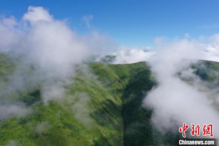 航拍賽來(lái)塘鎮(zhèn)山間云霧繚繞?！●R銘言 攝