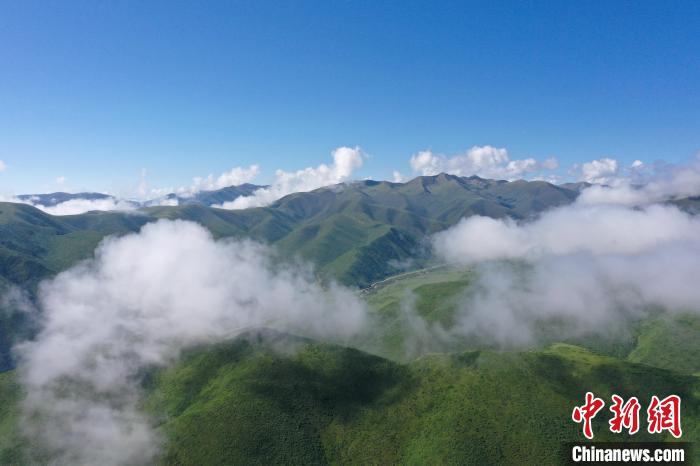 航拍賽來(lái)塘鎮(zhèn)山間云霧繚繞?！●R銘言 攝
