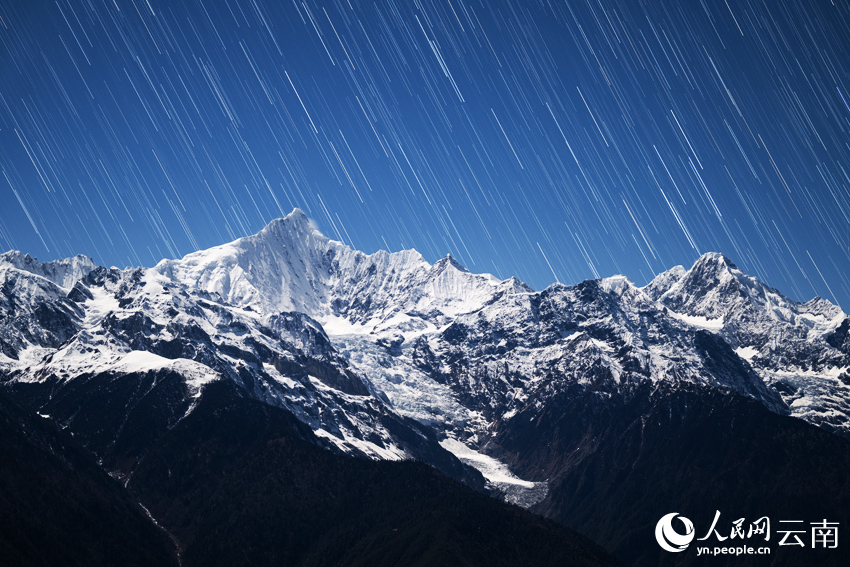 梅里雪山“星河流淌”奇觀。趙一舟攝