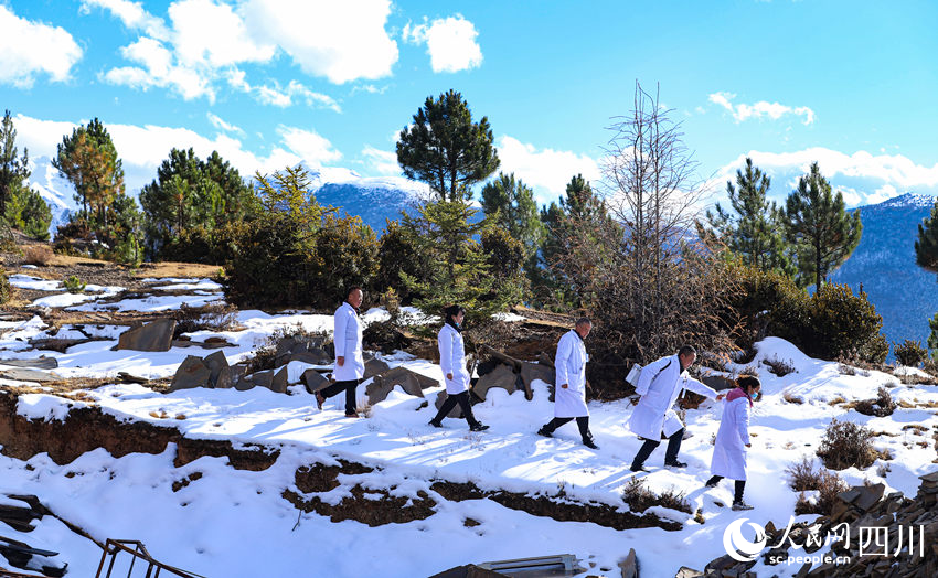 對(duì)口幫扶醫(yī)療小分隊(duì)行走在雪地里。劉學(xué)懿攝