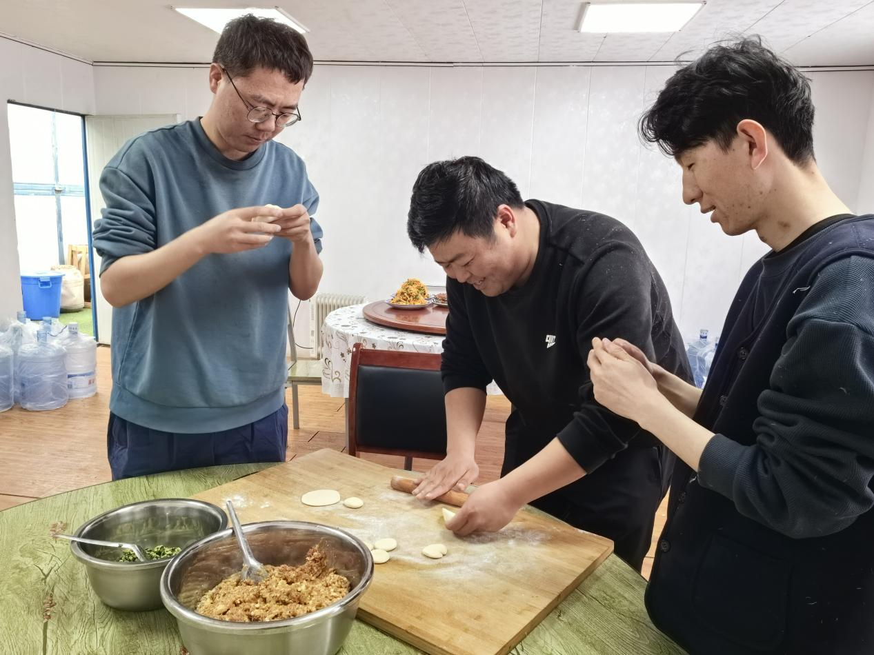 項(xiàng)目部里包餃子。王元明攝