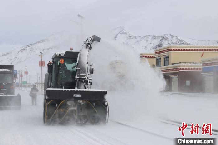 圖為該支隊官兵正在清理路面積雪?！《崦刺?攝