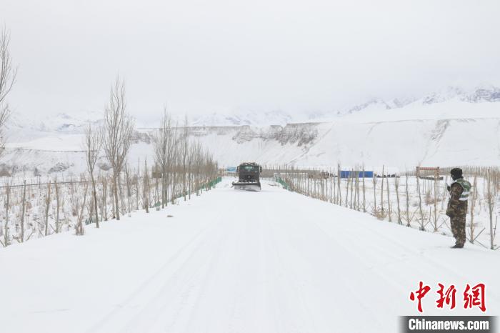 圖為救援官兵正在緊急清理路面積雪?！《崦刺?攝