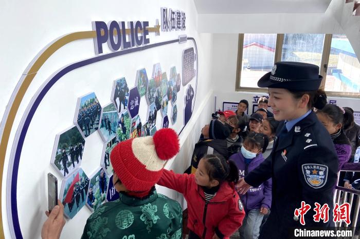 山南邊境管理支隊勒布邊境派出所舉行警營開放日活動，邀請駐地民眾進警營，了解民警工作生活。　莊冀 攝