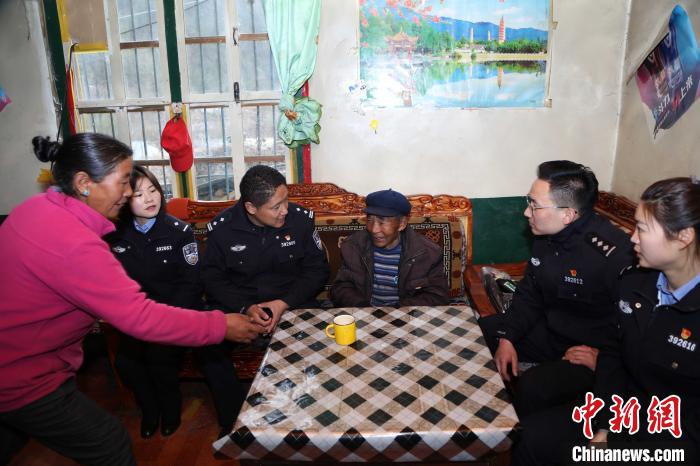 亞東出入境邊防檢查站民警走訪慰問轄區(qū)困難群眾?！堄陱?攝
