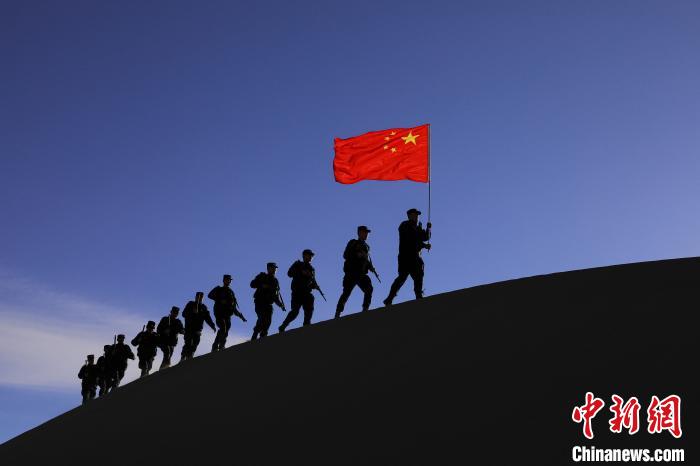 日喀則邊境管理支隊幾腳橋邊境檢查站民警在轄區(qū)開展巡邏工作。　龍小鳳 攝