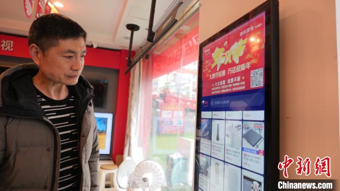 圖為店內(nèi)放置的可在線選購商品的觸摸電子展示屏?！≈x牧 攝