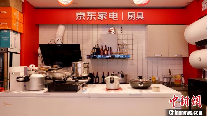 圖為店內(nèi)部分商品展示?！≈x牧 攝