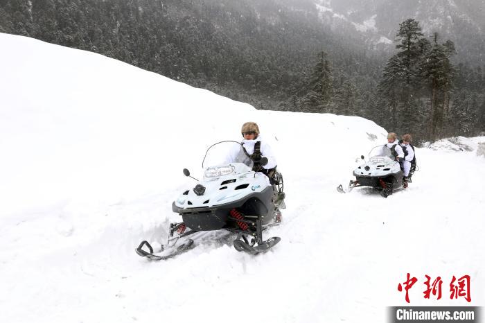 圖為雪地摩托車(chē)開(kāi)路?！⊙鸩?攝