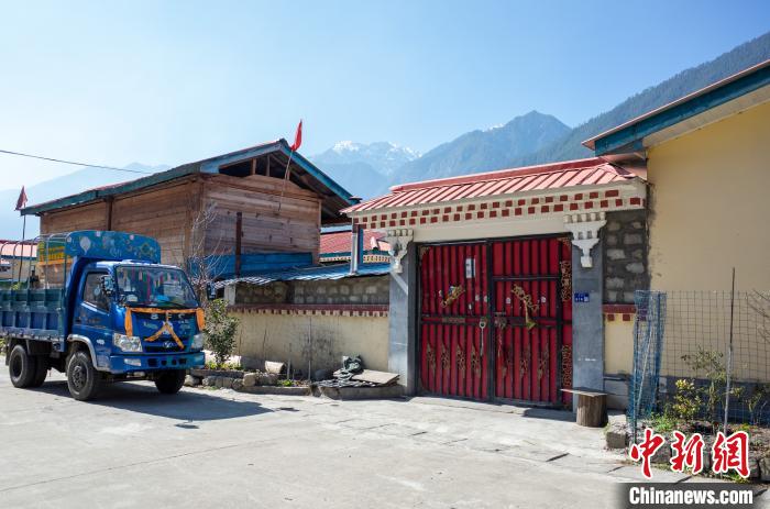 圖為林芝下察隅鎮(zhèn)布巴村村民家門口停放著貨運(yùn)車輛?！〗w波 攝