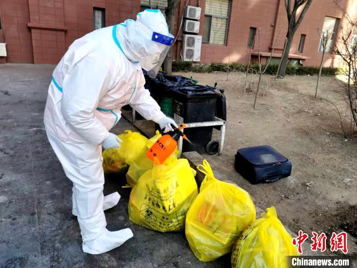 給垃圾做消殺?！¤F西區(qū)委宣傳部 攝