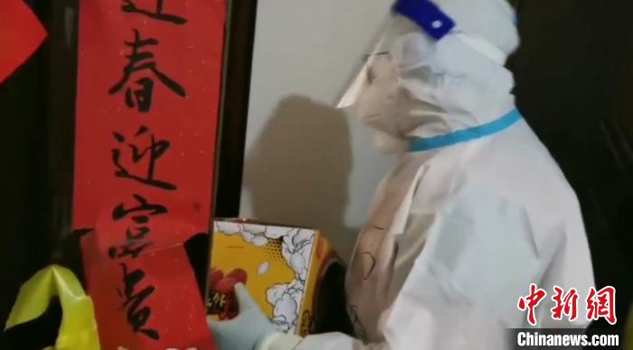 為封閉在家居民送快遞?！¤F西區(qū)委宣傳部 攝