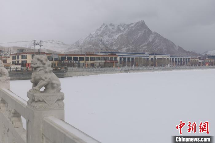 圖為2月5日傍晚時(shí)分的西藏阿里獅泉河鎮(zhèn)雪景?！⊥跏啦?攝