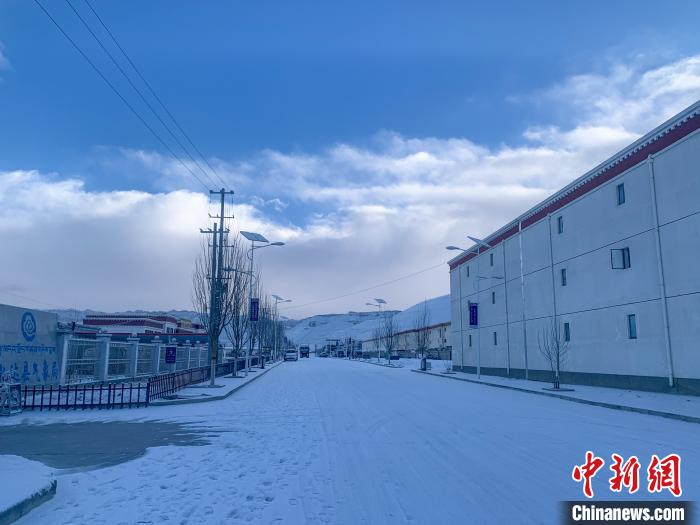 圖為西藏札達(dá)縣街道被積雪覆蓋?！?qiáng)久 攝
