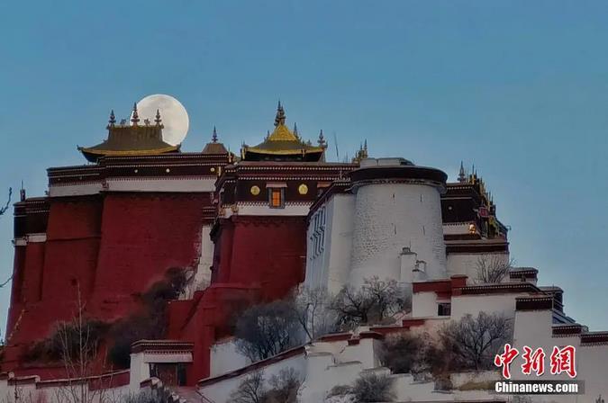 圖為一輪明月從布達(dá)拉宮上空緩緩升起。馬謙 攝