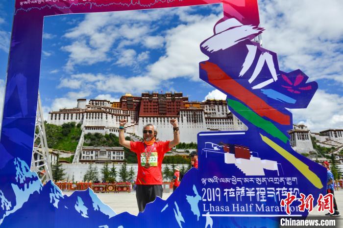 資料圖為2019年8月18日，拉薩舉行半程馬拉松賽?！〗w波 攝