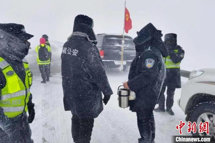 強降雪后，西藏安多縣警方在國道109線唐古拉山段開展除雪保通工作?！“捕嗫h公安局 供圖 攝