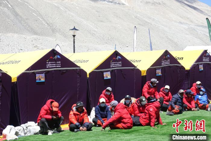 5月9日，登山隊(duì)員在珠峰北坡登山大本營歇息?！∪轿木?攝