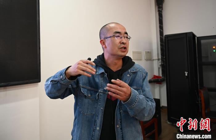 圖為西藏大學(xué)教授寧長春授課宣講。