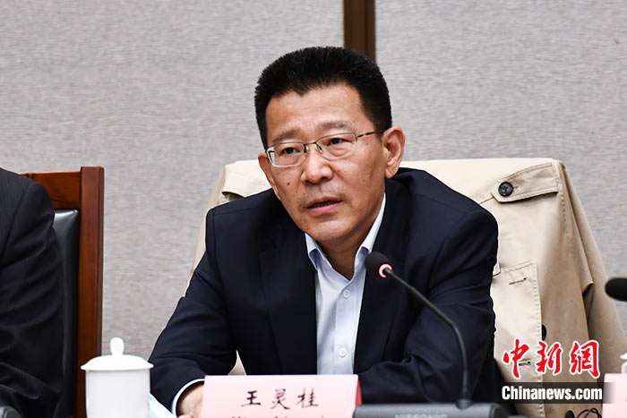 5月16日，由中國社會科學(xué)院西藏智庫、中國社會科學(xué)院民族學(xué)與人類學(xué)研究所主辦的第五屆西藏智庫國際論壇在北京舉行。中國社會科學(xué)院副院長王靈桂在致辭中表示，今年是西藏和平解放70周年，西藏人民團結(jié)奮斗，把貧窮落后的舊西藏建設(shè)成經(jīng)濟發(fā)展、文化繁榮、社會進步、環(huán)境良好、生活幸福的社會主義新西藏，西藏歷史上第一次徹底消滅了絕對貧困，同全國人民一起，西藏各族人民已經(jīng)走進全面建成小康社會的新時代，進入歷史發(fā)展的新坐標。 <a target='_blank' ><p  align=