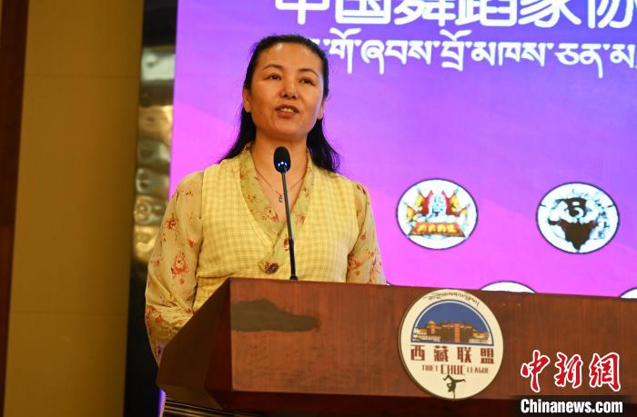 圖為西藏自治區(qū)舞蹈家協(xié)會主席達(dá)娃拉姆致辭?！≮w朗 攝