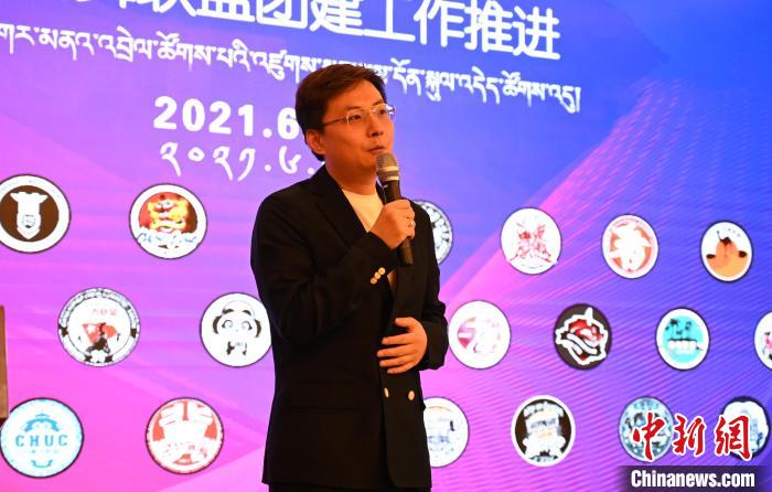 圖為中國舞蹈家協(xié)會街舞委員會常務(wù)副主任、秘書長夏銳致辭?！≮w朗 攝