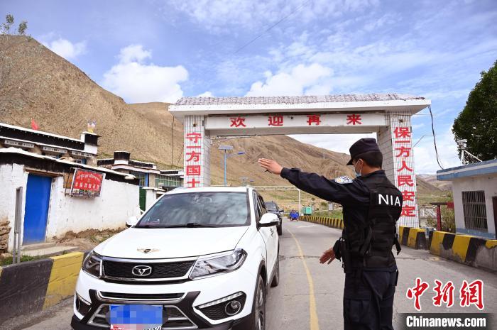 圖為移民管理警察示意司機(jī)停車接受檢查?！≮w朗 攝