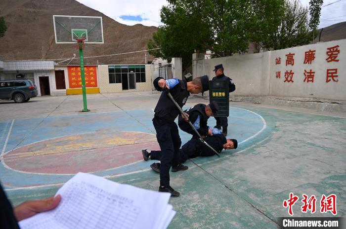 圖為移民管理警察進(jìn)行警務(wù)技能考核。　趙朗 攝