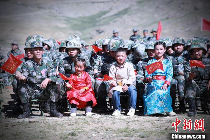 圖為駐地小朋友參加此次活動?！?普布扎西 攝