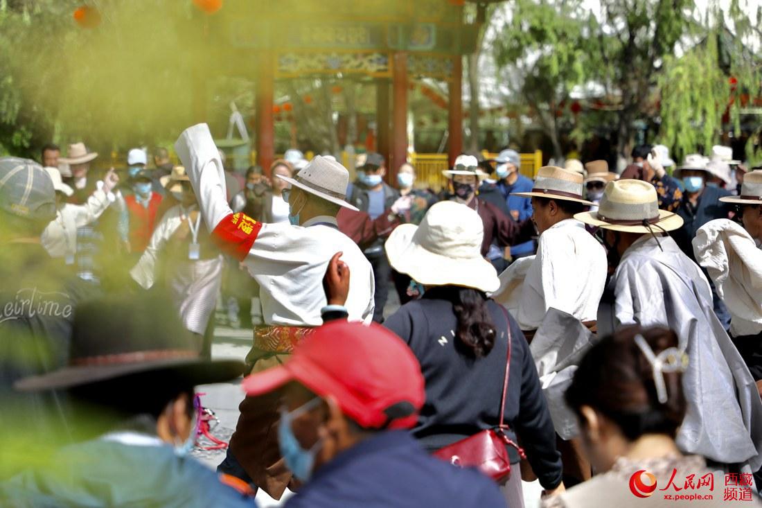 拉薩市民在宗角祿康公園跳鍋莊舞。人民網(wǎng) 次仁羅布攝
